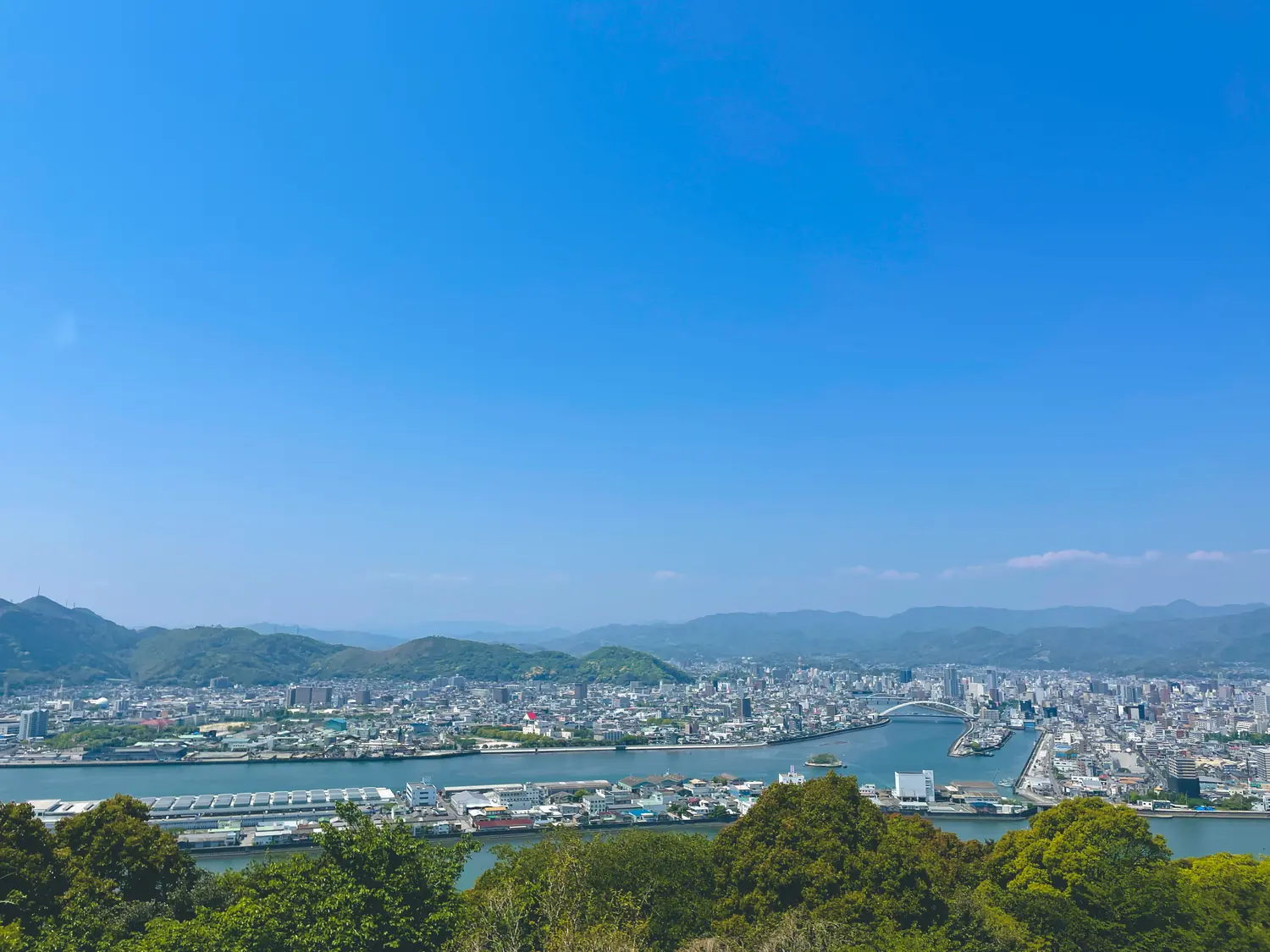 山々に抱かれた街