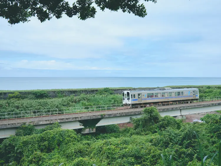 海のすぐそばを走るローカル線