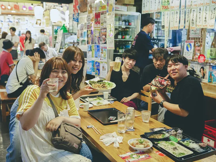 地元のおじさんと一緒に飲む