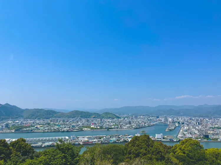 山々に抱かれた街
