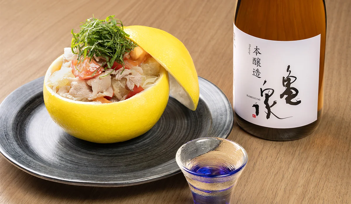 「亀泉 本醸造」と「四万十ポークの塩麹しゃぶしゃぶ＆フルーツトマト・文旦のサラダ仕立て」