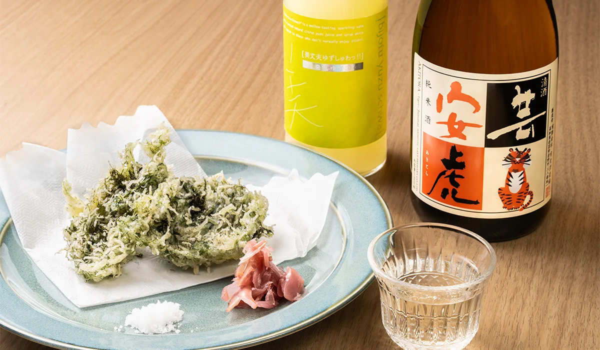 「安芸虎 純米 ＆ 美丈夫 ゆずしゅわっ!!」と「釜揚げしらすとアオサのかき揚げ」