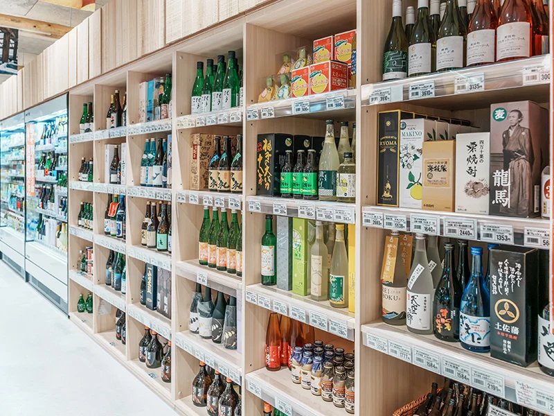 ずらりと並ぶ高知の特産品やお酒の数々